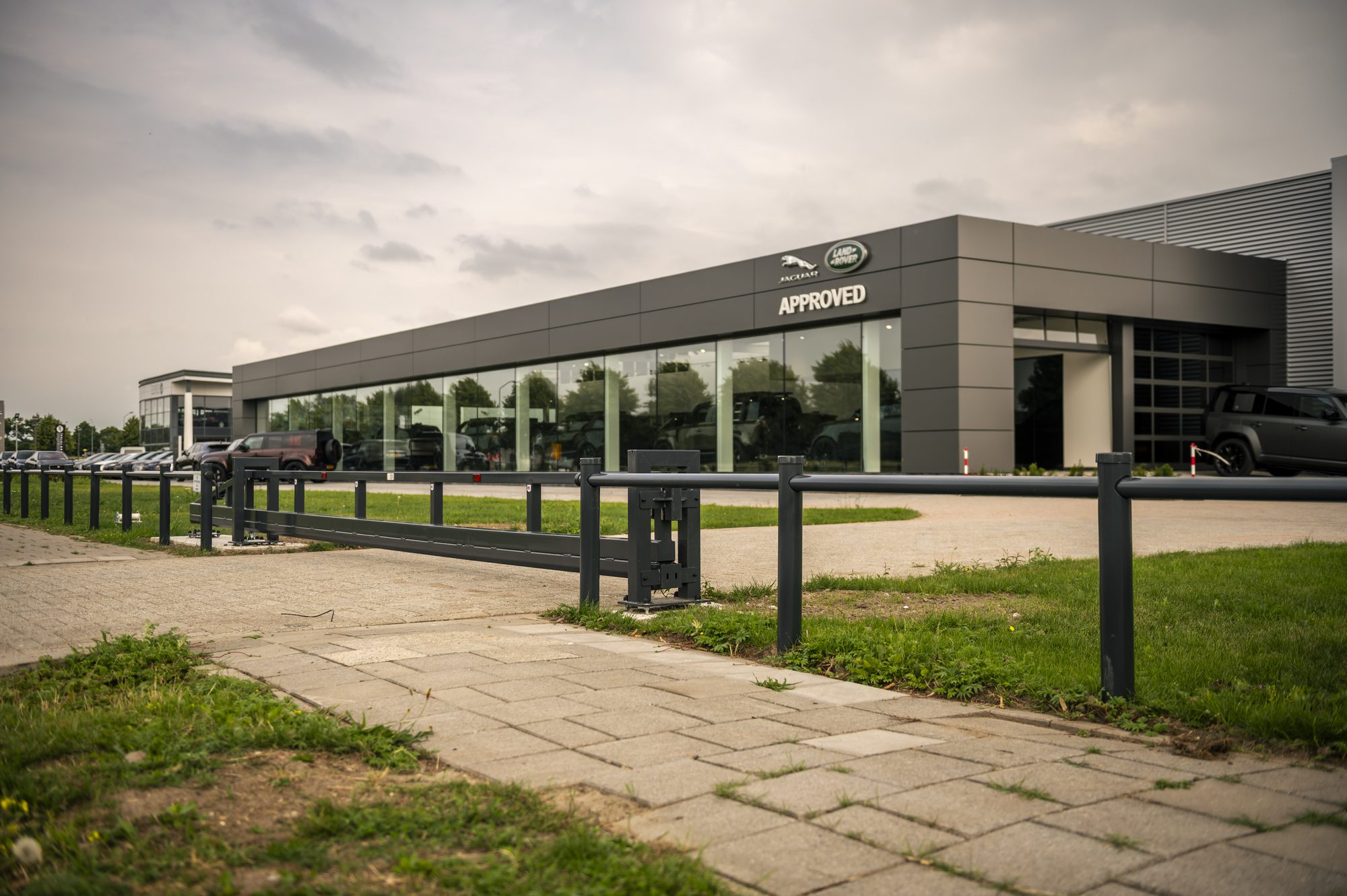 Antraciet barricadehekwerk bij Jaguar Land Rover in Lelystad, aanzicht 5