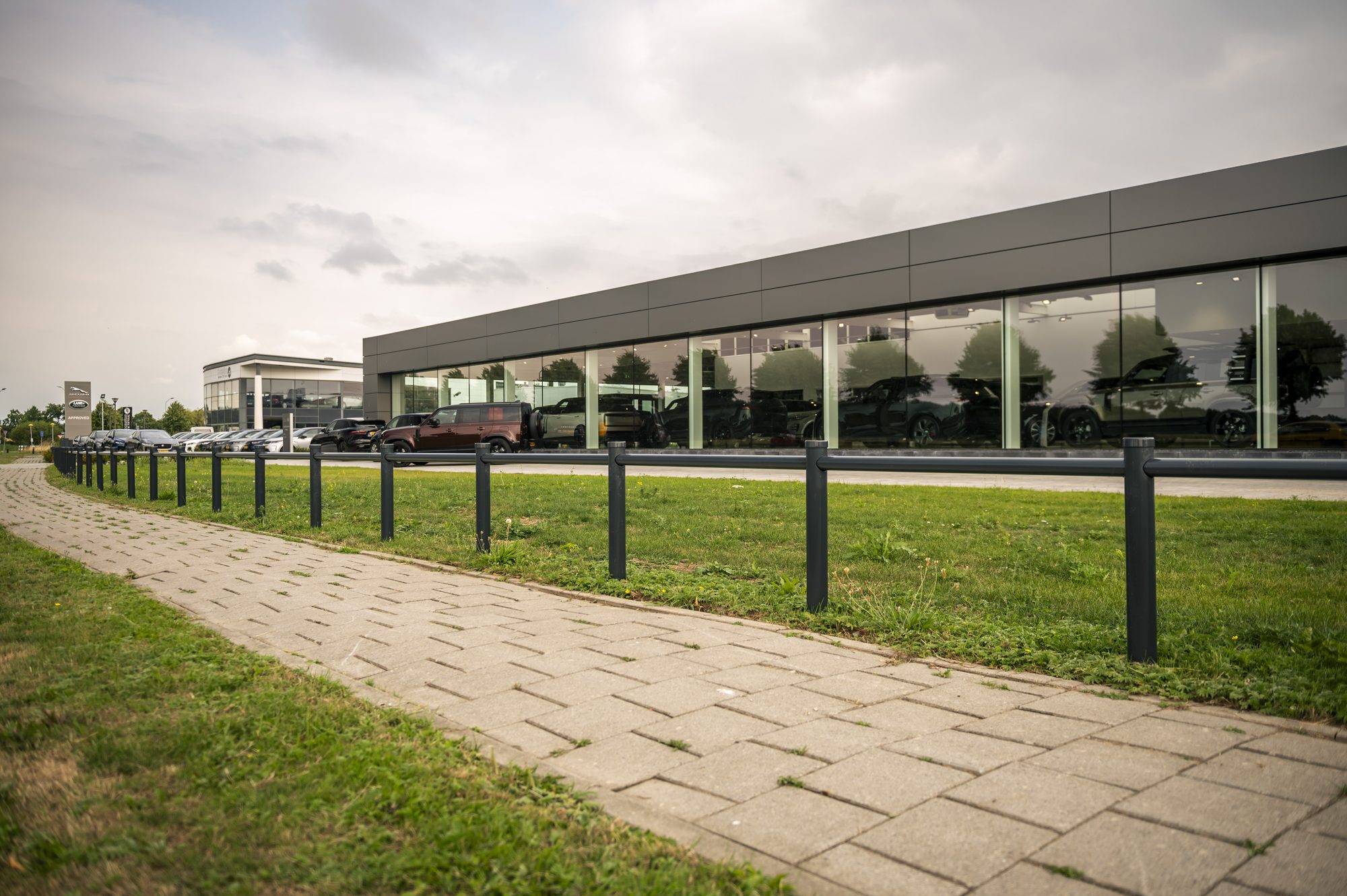 Antraciet barricadehekwerk bij Jaguar Land Rover in Lelystad, aanzicht 4