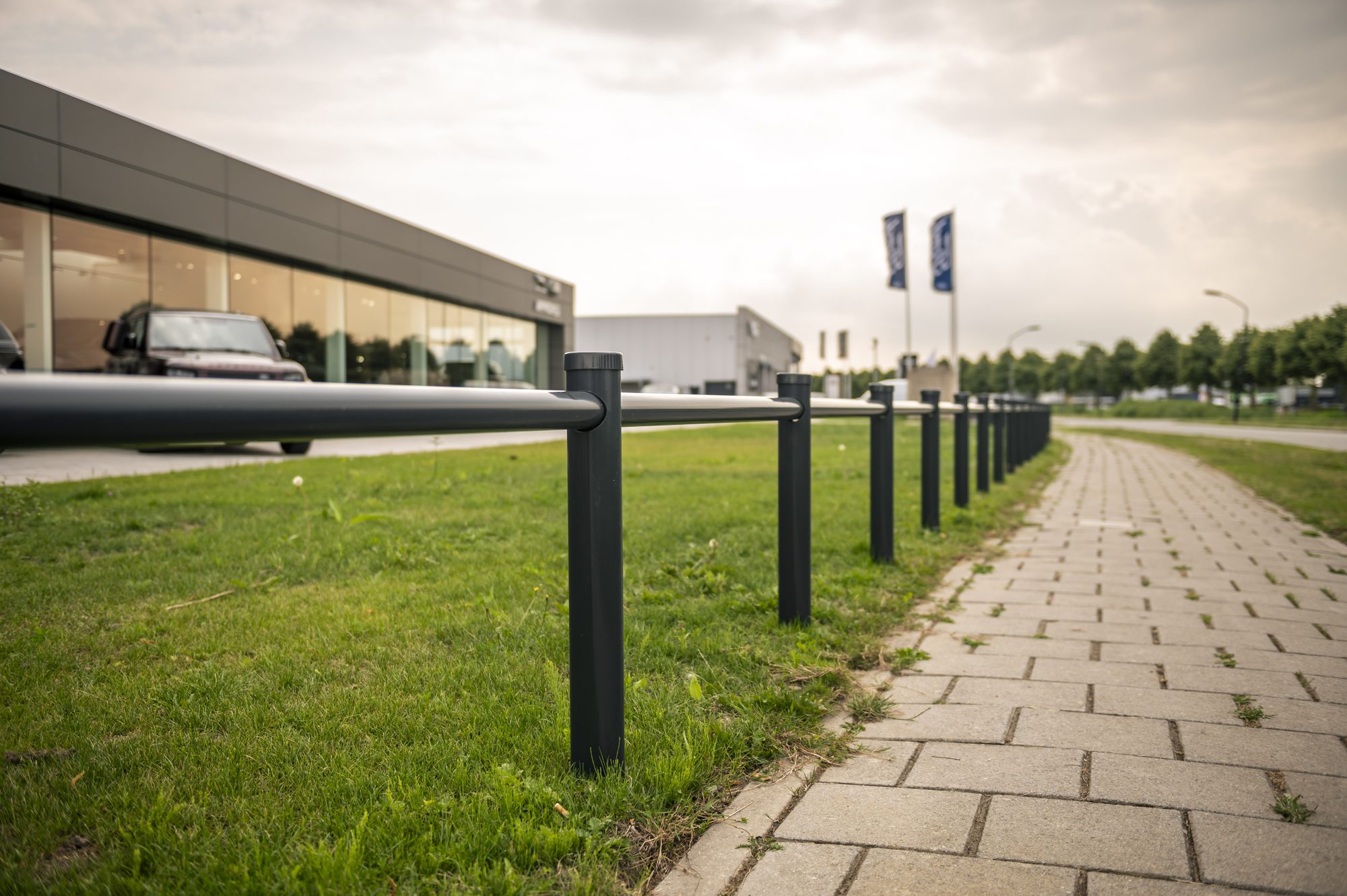 Antraciet barricadehekwerk bij Jaguar Land Rover in Lelystad, aanzicht 2
