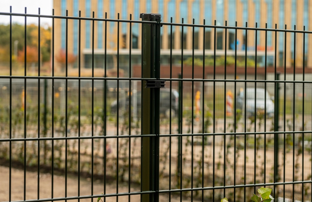 Mosgroen hekwerk bij Heijmans Bouw in Amersfoort