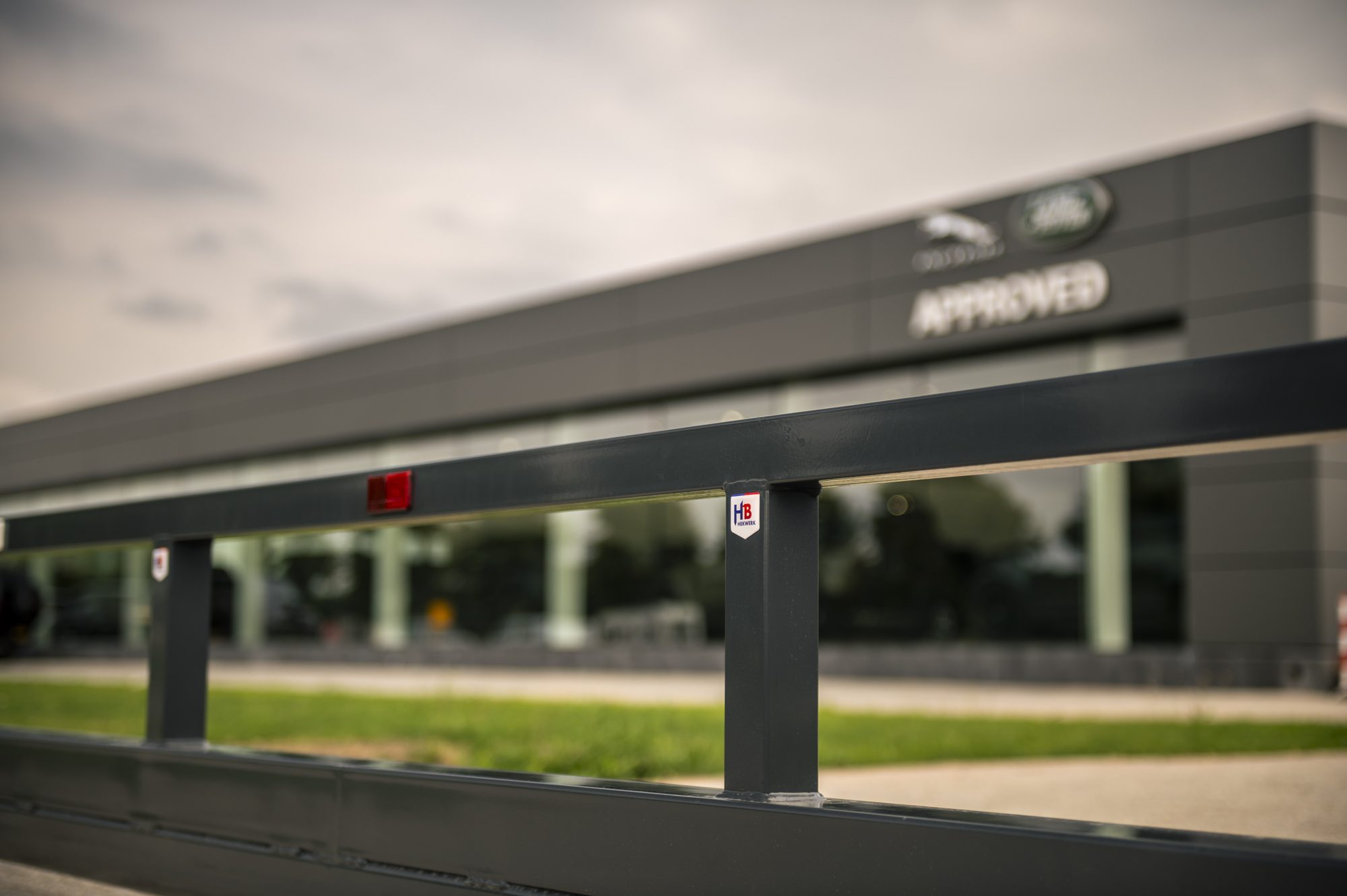 Antraciet barricadehekwerk bij Jaguar Land Rover in Lelystad, aanzicht 6