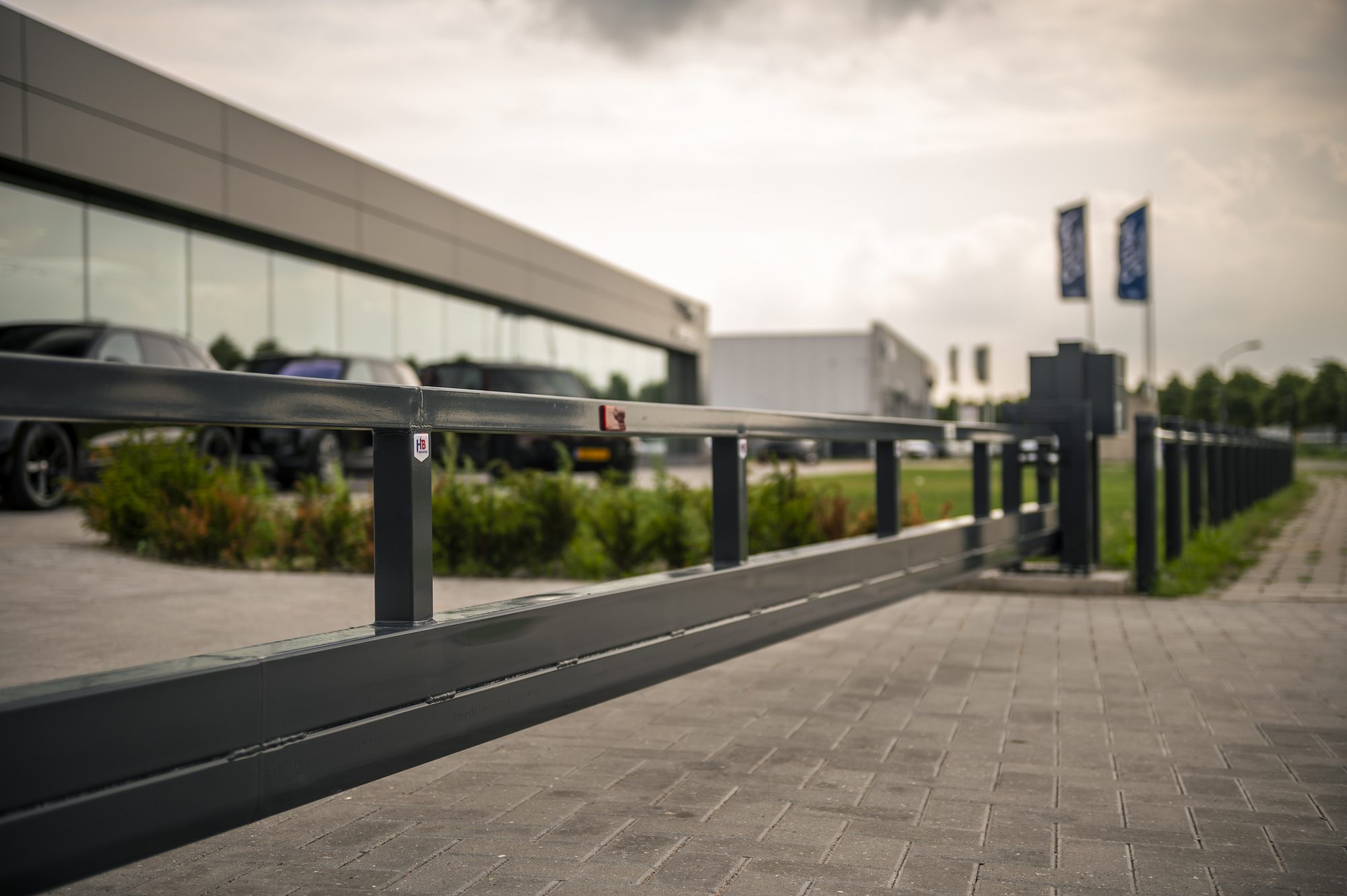 Antraciet barricadehekwerk bij Jaguar Land Rover in Lelystad, aanzicht 1