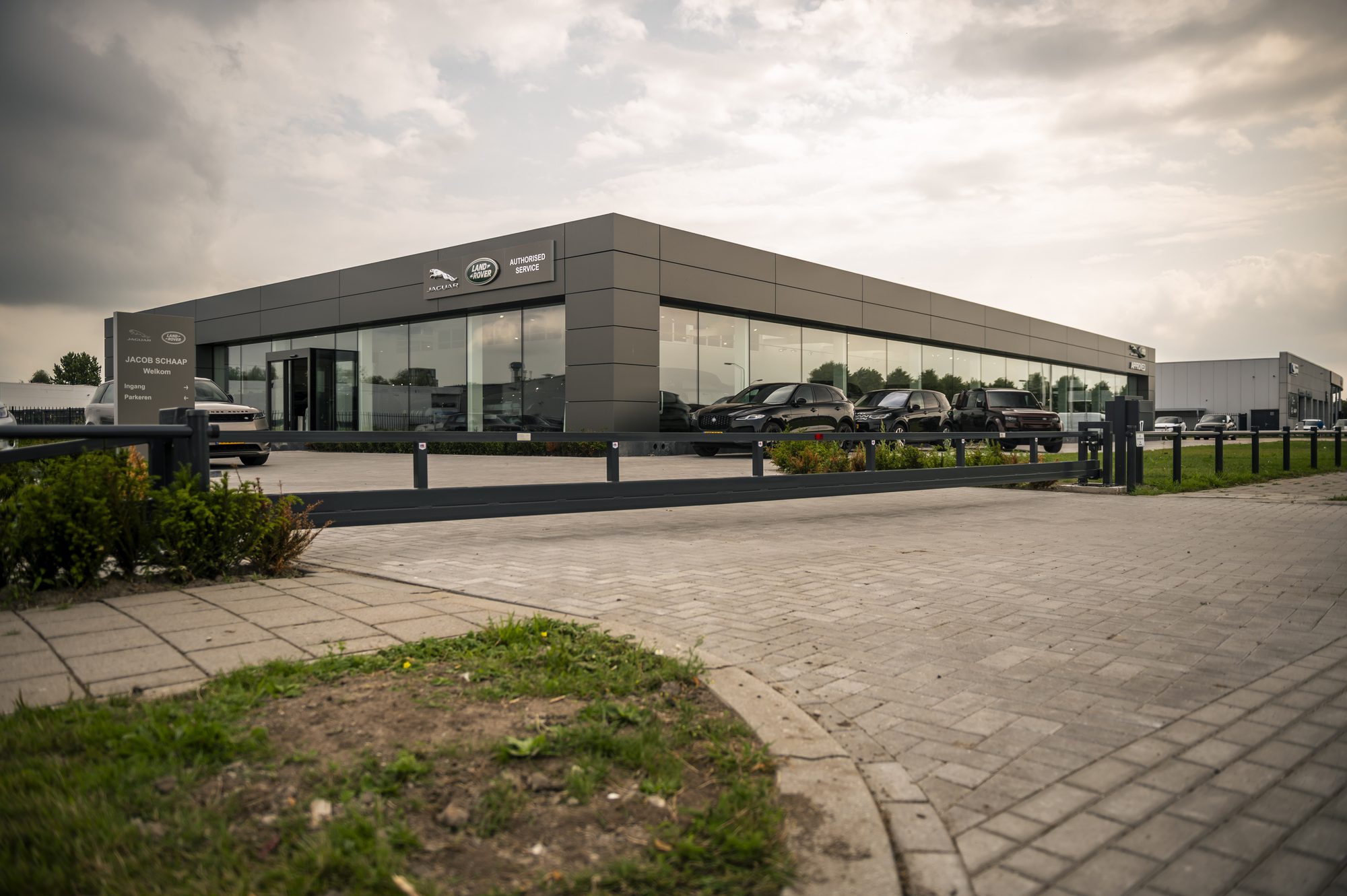 Antraciet barricadehekwerk bij Jaguar Land Rover in Lelystad, aanzicht 3