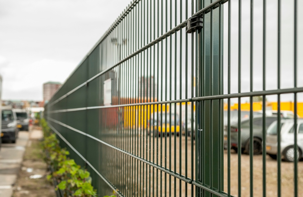 Mosgroen hekwerk met zichtwering, bedrijfsterrein
